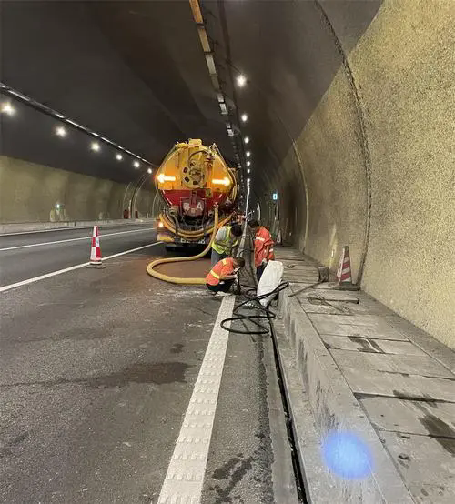 清原隧道排水渠清淤